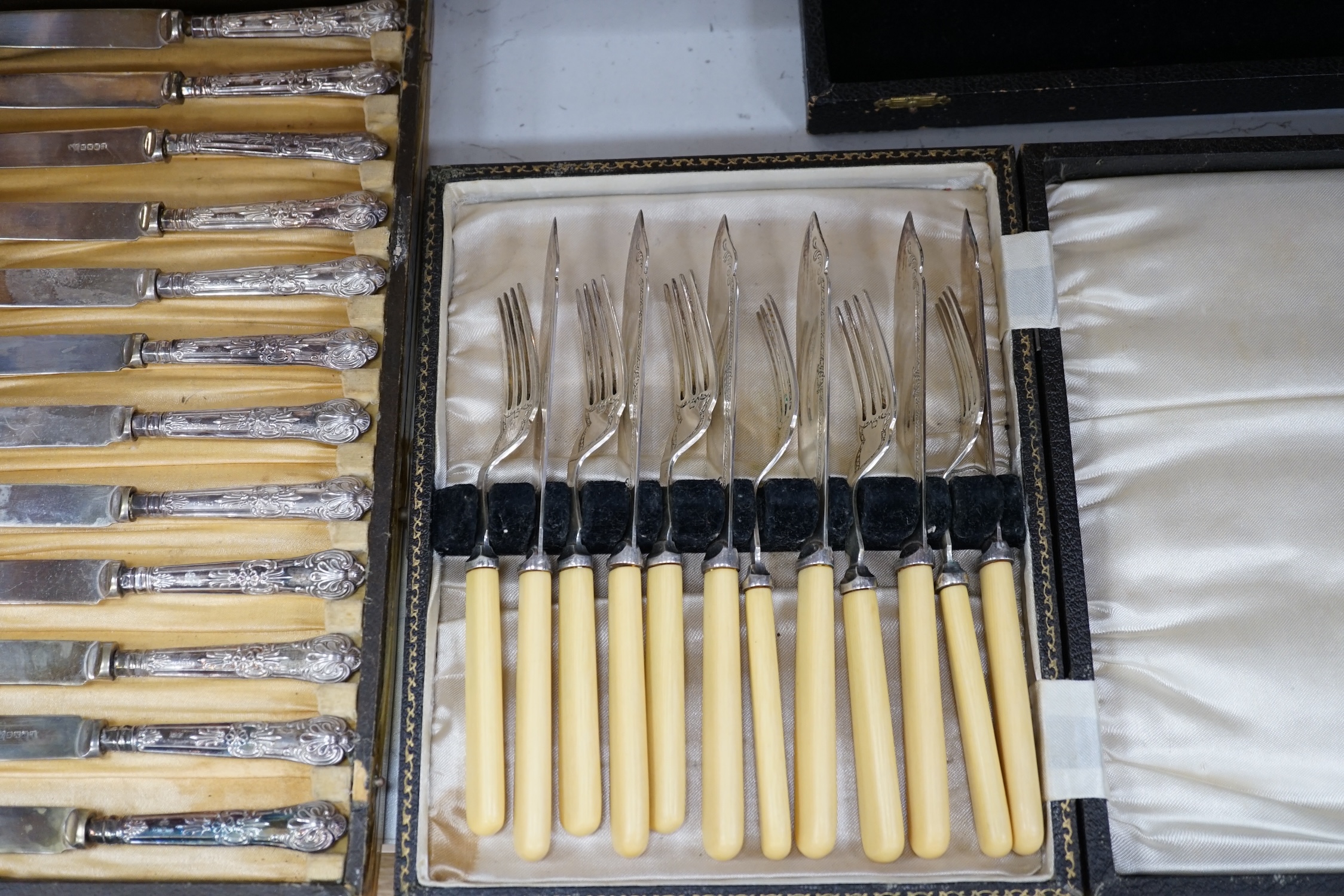 Assorted plated canteens and sundry flatware